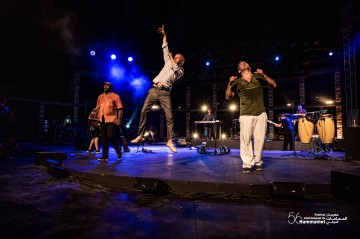 Après 12 ans, L’Orchestre National de Barbès (ONB), de retour au Festival International de Hammamet et continue à faire danser la foule avec leur brassage musical.