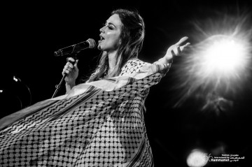 La chanteuse Dalal Abu-Amneh nous ébloui avec une performance lyrique, qui reflète l'héritage palestinien de Galilée avec une touche musicale tunisienne, sur la scène du Festival International de Hammamet.
