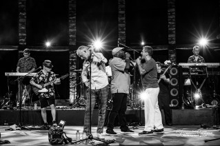 Après 12 ans, L’Orchestre National de Barbès (ONB), de retour au Festival International de Hammamet et continue à faire danser la foule avec leur brassage musical.