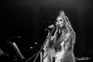 تطرب الفنانة الفلسطينية، د. دلال أبو آمنة جمهور مهرجان الحمامات الدولي بصوتها العذب وقدرتها على أداء مختلف الأنماط الموسيقية.