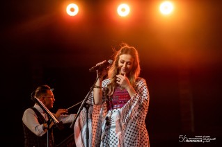 تطرب الفنانة الفلسطينية، د. دلال أبو آمنة جمهور مهرجان الحمامات الدولي بصوتها العذب وقدرتها على أداء مختلف الأنماط الموسيقية.