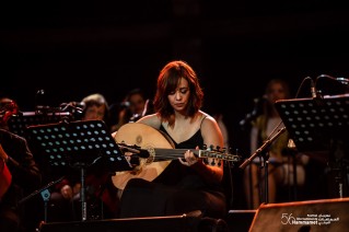 تطرب الفنانة الفلسطينية، د. دلال أبو آمنة جمهور مهرجان الحمامات الدولي بصوتها العذب وقدرتها على أداء مختلف الأنماط الموسيقية.