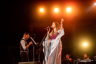 تطرب الفنانة الفلسطينية، د. دلال أبو آمنة جمهور مهرجان الحمامات الدولي بصوتها العذب وقدرتها على أداء مختلف الأنماط الموسيقية.