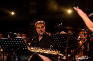 تطرب الفنانة الفلسطينية، د. دلال أبو آمنة جمهور مهرجان الحمامات الدولي بصوتها العذب وقدرتها على أداء مختلف الأنماط الموسيقية.