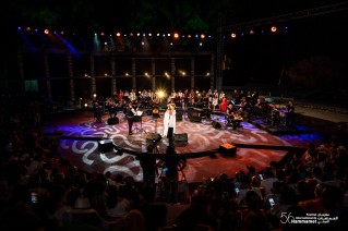 تطرب الفنانة الفلسطينية، د. دلال أبو آمنة جمهور مهرجان الحمامات الدولي بصوتها العذب وقدرتها على أداء مختلف الأنماط الموسيقية.
