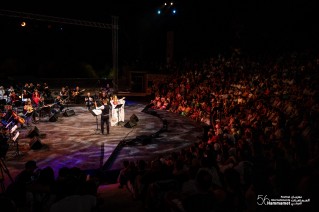 تطرب الفنانة الفلسطينية، د. دلال أبو آمنة جمهور مهرجان الحمامات الدولي بصوتها العذب وقدرتها على أداء مختلف الأنماط الموسيقية.