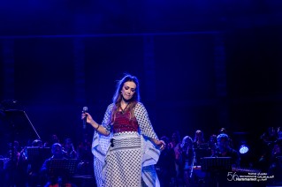 تطرب الفنانة الفلسطينية، د. دلال أبو آمنة جمهور مهرجان الحمامات الدولي بصوتها العذب وقدرتها على أداء مختلف الأنماط الموسيقية.