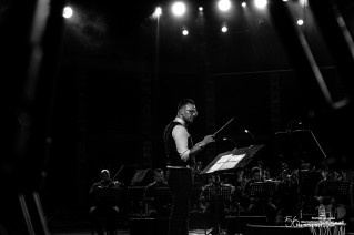 تطرب الفنانة الفلسطينية، د. دلال أبو آمنة جمهور مهرجان الحمامات الدولي بصوتها العذب وقدرتها على أداء مختلف الأنماط الموسيقية.