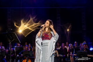 تطرب الفنانة الفلسطينية، د. دلال أبو آمنة جمهور مهرجان الحمامات الدولي بصوتها العذب وقدرتها على أداء مختلف الأنماط الموسيقية.