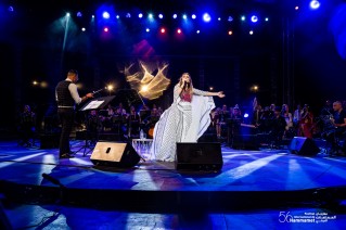 تطرب الفنانة الفلسطينية، د. دلال أبو آمنة جمهور مهرجان الحمامات الدولي بصوتها العذب وقدرتها على أداء مختلف الأنماط الموسيقية.