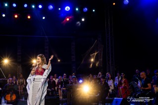 تطرب الفنانة الفلسطينية، د. دلال أبو آمنة جمهور مهرجان الحمامات الدولي بصوتها العذب وقدرتها على أداء مختلف الأنماط الموسيقية.