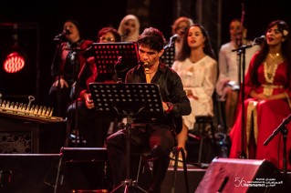 تطرب الفنانة الفلسطينية، د. دلال أبو آمنة جمهور مهرجان الحمامات الدولي بصوتها العذب وقدرتها على أداء مختلف الأنماط الموسيقية.