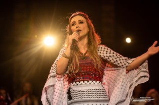 تطرب الفنانة الفلسطينية، د. دلال أبو آمنة جمهور مهرجان الحمامات الدولي بصوتها العذب وقدرتها على أداء مختلف الأنماط الموسيقية.