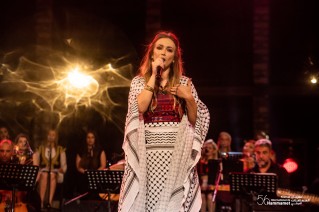 تطرب الفنانة الفلسطينية، د. دلال أبو آمنة جمهور مهرجان الحمامات الدولي بصوتها العذب وقدرتها على أداء مختلف الأنماط الموسيقية.