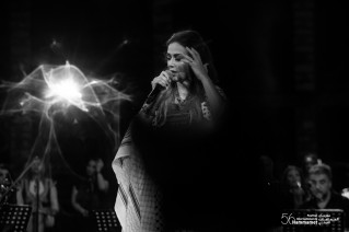 تطرب الفنانة الفلسطينية، د. دلال أبو آمنة جمهور مهرجان الحمامات الدولي بصوتها العذب وقدرتها على أداء مختلف الأنماط الموسيقية.