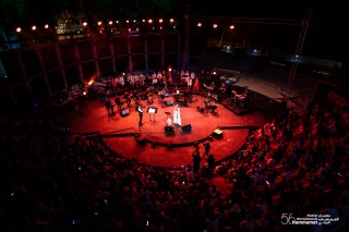 تطرب الفنانة الفلسطينية، د. دلال أبو آمنة جمهور مهرجان الحمامات الدولي بصوتها العذب وقدرتها على أداء مختلف الأنماط الموسيقية.