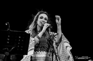 تطرب الفنانة الفلسطينية، د. دلال أبو آمنة جمهور مهرجان الحمامات الدولي بصوتها العذب وقدرتها على أداء مختلف الأنماط الموسيقية.