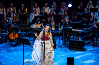 تطرب الفنانة الفلسطينية، د. دلال أبو آمنة جمهور مهرجان الحمامات الدولي بصوتها العذب وقدرتها على أداء مختلف الأنماط الموسيقية.