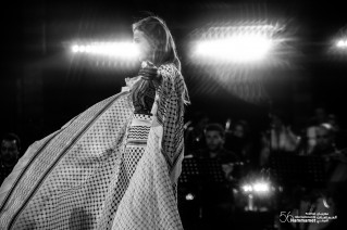 تطرب الفنانة الفلسطينية، د. دلال أبو آمنة جمهور مهرجان الحمامات الدولي بصوتها العذب وقدرتها على أداء مختلف الأنماط الموسيقية.