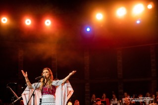 تطرب الفنانة الفلسطينية، د. دلال أبو آمنة جمهور مهرجان الحمامات الدولي بصوتها العذب وقدرتها على أداء مختلف الأنماط الموسيقية.