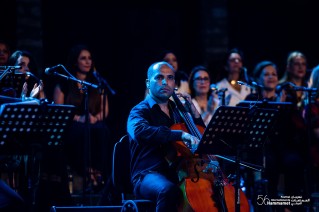 تطرب الفنانة الفلسطينية، د. دلال أبو آمنة جمهور مهرجان الحمامات الدولي بصوتها العذب وقدرتها على أداء مختلف الأنماط الموسيقية.