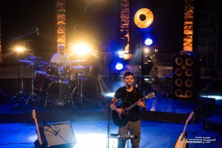 Hamza Namira fait danser le public du Festival International de Hammamet sur une musique égyptienne, tunisienne, folklorique et pop. 