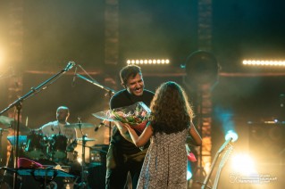 Hamza Namira fait danser le public du Festival International de Hammamet sur une musique égyptienne, tunisienne, folklorique et pop. 