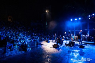 Hamza Namira fait danser le public du Festival International de Hammamet sur une musique égyptienne, tunisienne, folklorique et pop. 