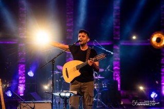 Hamza Namira fait danser le public du Festival International de Hammamet sur une musique égyptienne, tunisienne, folklorique et pop. 