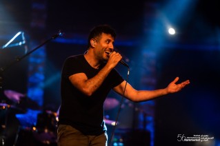 Hamza Namira fait danser le public du Festival International de Hammamet sur une musique égyptienne, tunisienne, folklorique et pop. 