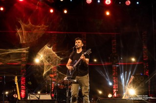 Hamza Namira fait danser le public du Festival International de Hammamet sur une musique égyptienne, tunisienne, folklorique et pop. 