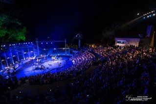 Hamza Namira fait danser le public du Festival International de Hammamet sur une musique égyptienne, tunisienne, folklorique et pop. 