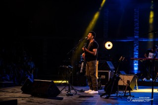 Hamza Namira fait danser le public du Festival International de Hammamet sur une musique égyptienne, tunisienne, folklorique et pop. 
