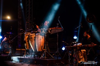 Hamza Namira fait danser le public du Festival International de Hammamet sur une musique égyptienne, tunisienne, folklorique et pop. 