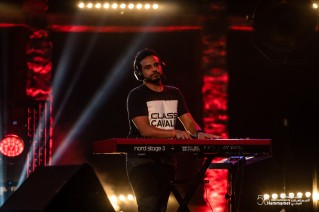 Hamza Namira fait danser le public du Festival International de Hammamet sur une musique égyptienne, tunisienne, folklorique et pop. 