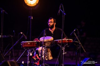 Hamza Namira fait danser le public du Festival International de Hammamet sur une musique égyptienne, tunisienne, folklorique et pop. 