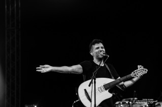 Hamza Namira fait danser le public du Festival International de Hammamet sur une musique égyptienne, tunisienne, folklorique et pop. 