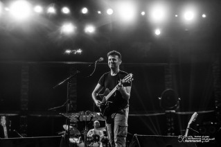 Hamza Namira fait danser le public du Festival International de Hammamet sur une musique égyptienne, tunisienne, folklorique et pop. 