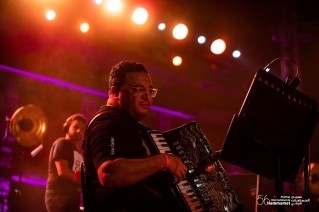 Hamza Namira fait danser le public du Festival International de Hammamet sur une musique égyptienne, tunisienne, folklorique et pop. 