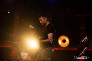 Hamza Namira fait danser le public du Festival International de Hammamet sur une musique égyptienne, tunisienne, folklorique et pop. 