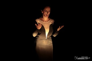 La pièce de théâtre « Club de chant » de Cyrine Gannoun sur la scène du Festival International de Hammamet. 